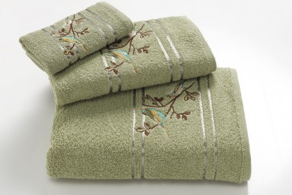 Комплект махровых полотенец с вышивкой 