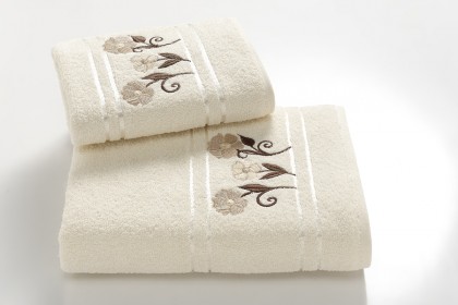 Комплект махровых полотенец с вышивкой 